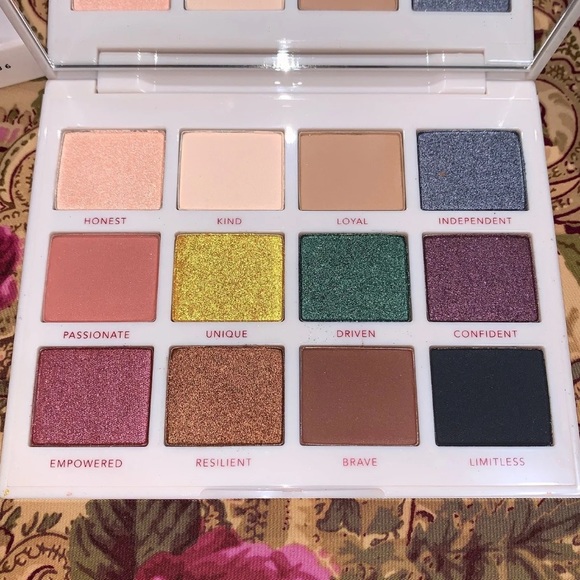 Persona Identity Two Palette *PRICE FIRM* - Picture 3 of 10